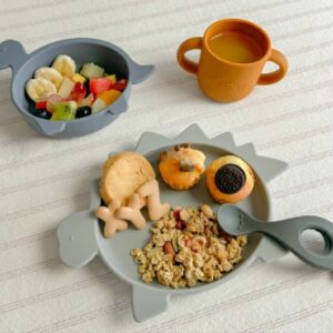 Dino Set.Großer Teller, tiefer Teller, Löffel und Becher