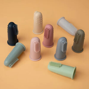 Zahnbürste am Finger